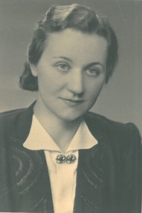 The mother, portrait after the death of her son Vašíček, 1942