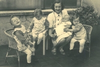 Maminka s dvojčaty, Zdeňkem a Světlou, 1946