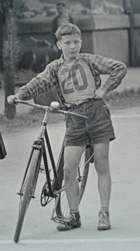 Ilja Hradecký na cyklistických závodech v roce 1955