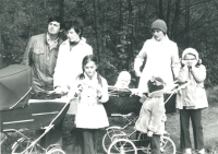 Na výletě s dětmi společně se sestrou Emmou, 1974
