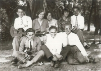 Josef Veverka, první zleva s kytarou, s přáteli, 1928
