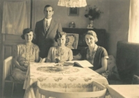 Na návštěvě u sestry Riči: zleva Riči s manželem Emilem, maminka Emílie a Aninka, 1930