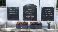 Hrob rodiny Veverkových, hřbitov v Horním Růžodole. Tatínek dr. Josef Veverka zemřel 8. října 1971 