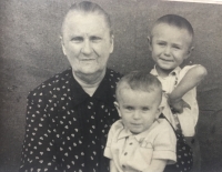 Babička Bláhová s bratry Josefem a Miloslavem Kotíkovými 