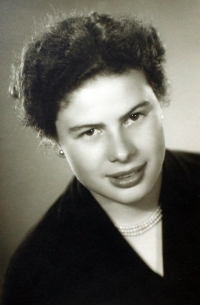 Erika Tampierová, photograph for the graduation photo board in 1957