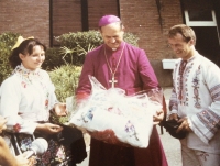 Michal Kaňa (vpravo), kardinál Jozef Tomko (v strede), odovzdávanie darov na dvore Slovenského ústavu sv. Cyrila a Metoda v Ríme (rok 1979)