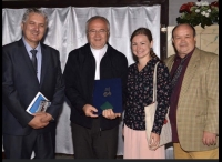 odovzdávanie ocenenia ÚPN donovi Štefanovi Turanskému (druhý zľava), Michal Kaňa (vpravo)