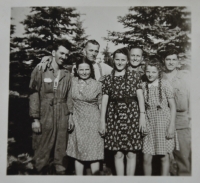 Rodina Ševčíkova s americkými vojáky. Zleva: mechanik Hamhrick, maminka, tatínek a sestra pamětnice, Samuel Meszaros, Jitka Bernardyová a George Karaphillis