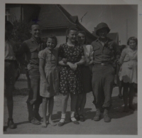 Jitka Bernardyová with her older sister and U. S. soldiers