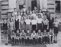 Bohumír Procházka (dole vlevo na kraji) na základní škole v Libáni kolem roku 1952