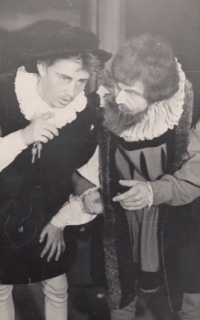 Představení Tři hrabata najednou od V. K. Klicpery kolem roku 1965, divadelní soubor Bozděch v Libáni