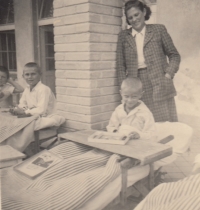 Bohumír Procházka s maminkou Marií v Košumberku v letech 1945/1946