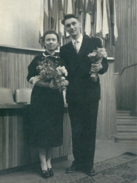 Hana Dvořáková s manželem Janem během promocí 