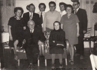 Rodiče Anna a Vladislav Vlkovi, s dětmi a jejich rodinami, Josef ve druhé řadě uprostřed