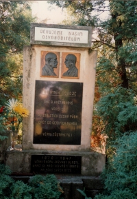 Memorial in front of the church in Chotiněves