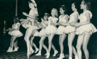 Helena Kučerová v roce 1955 – třetí zleva jako baletka