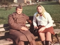 počas základnej vojenskej služby s mamou