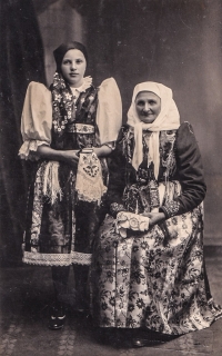 Markéta Konopíková (mother) with Dorota Konopíková, née Váchalová (grandmother), in 1935