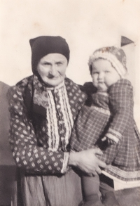 Grandmother Dorota Konopíková and sister Anna Valášková (née Přibková) in 1942