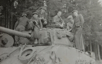 Tatínek pamětnice František Ševčík (v klobouku) na americkém tanku u obce Mokrouše