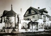Sucharda's villa with its atelier in their original appearance, built according to the design of the architect Jan Kotěra. The atelier was reconstructed into a livable house 