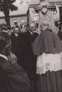 Alfred Schebek during the consecration of a statue in the Zbraslavice square