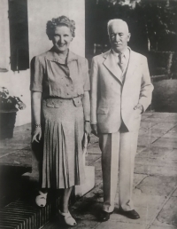 Fotografie prezidenta Edvarda Beneše a jeho choti z léta roku 1948, kterou si Růžena Vavřichová schovala na památku