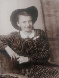 Fifteen-year-old Růžena Vavřichová in a hat called "durbinka"