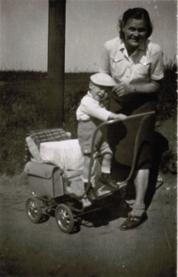 František with his mum in Prague, 1944