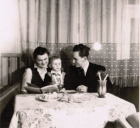František s rodiči, Praha, 1944