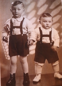 With his brother Oldrich Kulhanek, Václav on the right, 1943