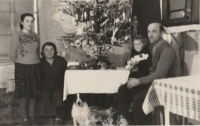 Christmas of the Kirchschlager family with a dog and a radio, Vrchová 1952
