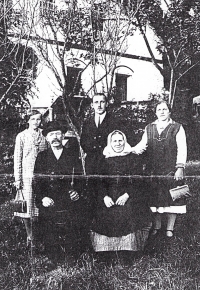 The Stropek family in front of their house No. 20 in Loutka, from the left, siblings Hermina, Jordan and Paulina, parents Johan and Aloisie (1930s of the 20th century)
