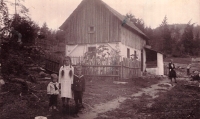 His mother Hedvika with his siblings in front of the house in Loučovice (1928)