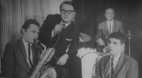 Pan Sobotka hrající na saxofon (první zprava)
