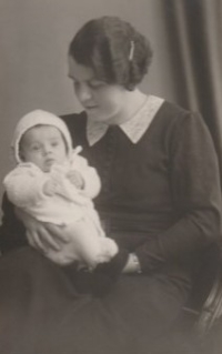 With her mother, 1939