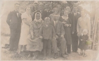 The family of her mother Vilemína: from the left her brother Josef, her mother Vilemína, her father Friedrich, her mother's siblings with partners, Vrchová, about 1935

