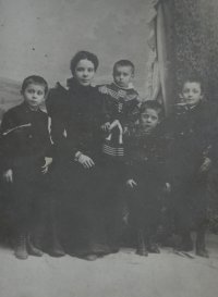 Anna Hatlová (witness's grandmother) with her children
