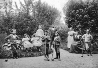 Dědeček Alfréd s manželkou a osmi dětmi, v popředí otec Erich, u Turnova, cca 1900