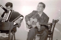 Jiří Poláček při hudebním vystoupení na vojně 1958