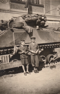 Jaroslav Kraus před americkým tankem M4 Sherman v květnu 1945 ve Starém Plzenci