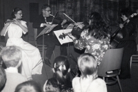 Jaroslav Kraus při hudebním vystoupení v Mariánských Lázních 1987