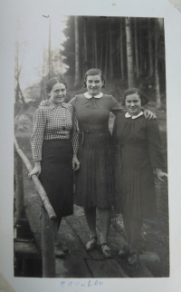 Housekeepers from the mill Brejlov, Jiřina Vašíčková in the middle; 1939