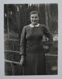Jiřina Vašíčkova (roz. Náměstková) na Brejlově; 1939