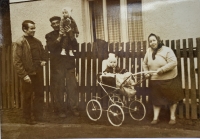 Štefan and Gizela Kašička with their son and grandchildren