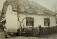 dom Kašičkových v Čiernej Lehote v období krátko po druhej svetovej vojne, vľavo mama Gizela