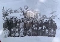 deti na dvore školy v Čiernej Lehoty, v pozadí vidno maštale, kde prežili zvyšok vojny židovské rodiny
