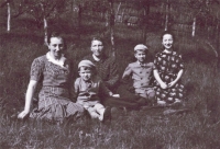 Jiří Poláček with his bratr Ivo, grandmother Steinerová, aunt Marie and cousin Dáša in the garden in Sadská in 1941