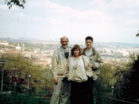 Jiří Poláček se ženou a synem v Praze, duben 1990