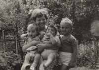 Jiřina Gímešová with her grandchildren